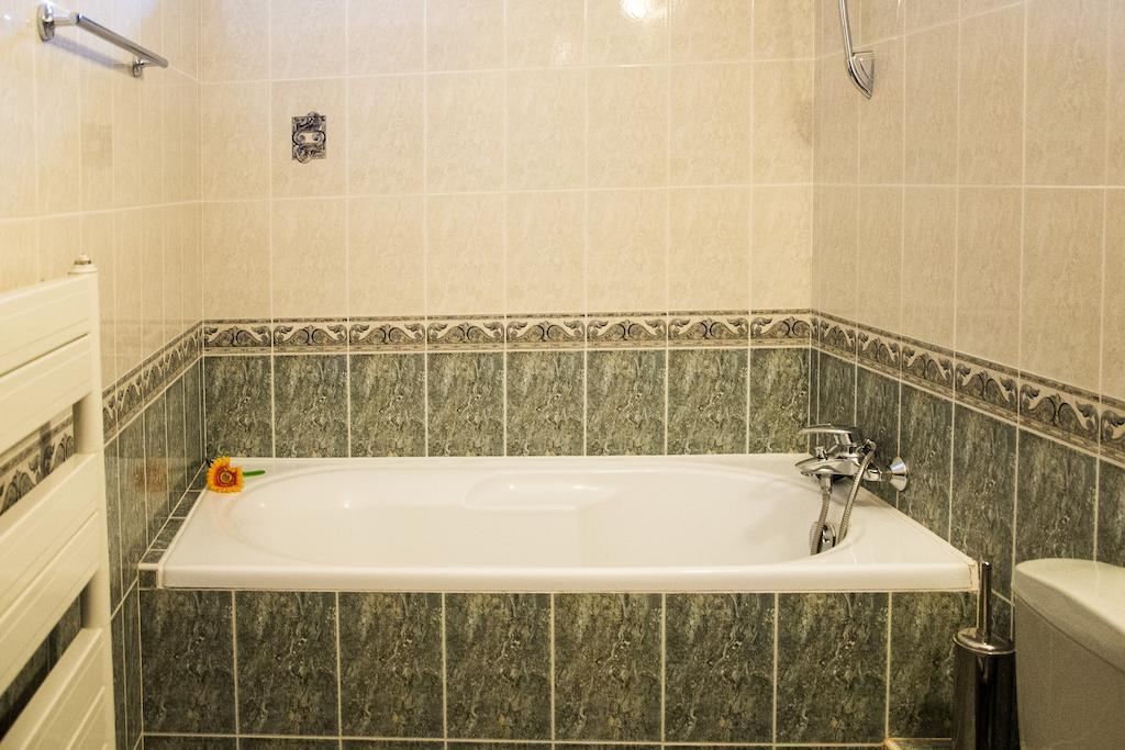 Family Hotel Elegance อาร์บานาซิ ภายนอก รูปภาพ
