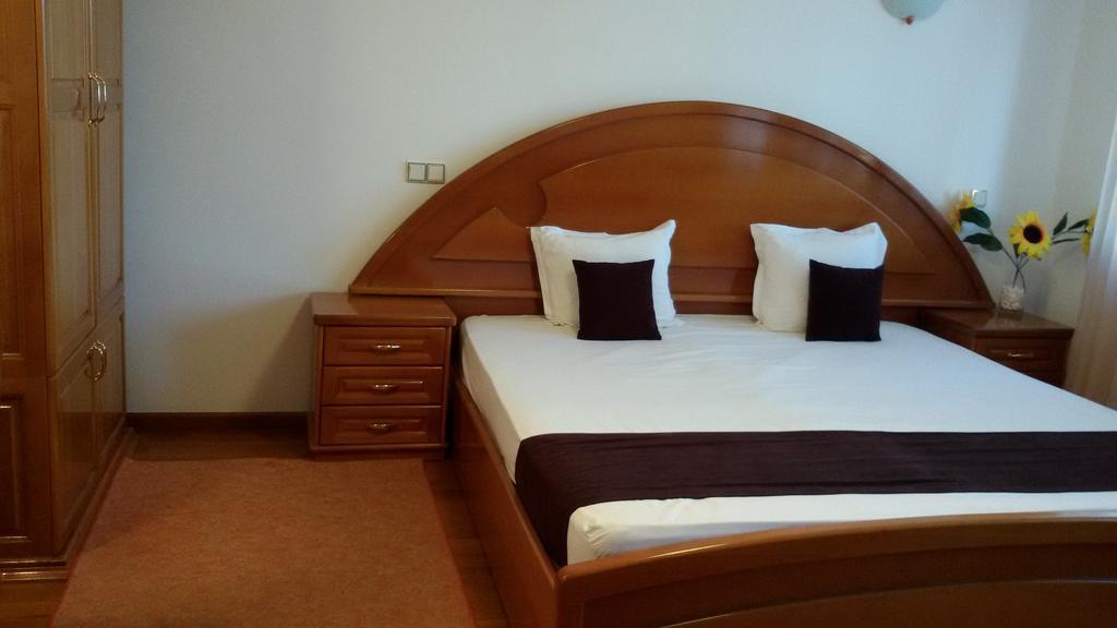 Family Hotel Elegance อาร์บานาซิ ภายนอก รูปภาพ