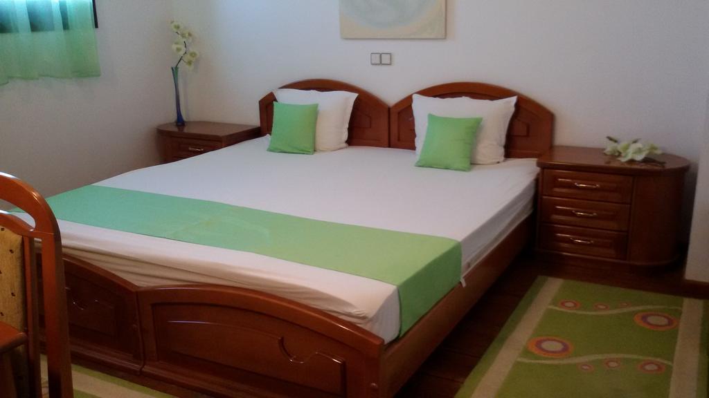 Family Hotel Elegance อาร์บานาซิ ภายนอก รูปภาพ