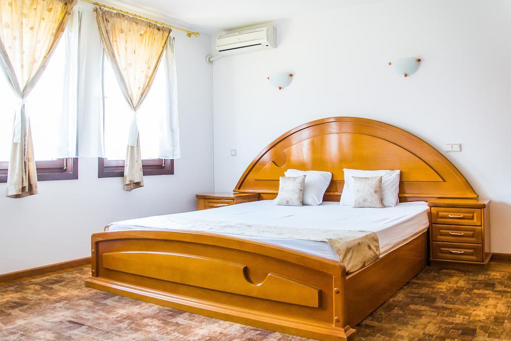 Family Hotel Elegance อาร์บานาซิ ภายนอก รูปภาพ