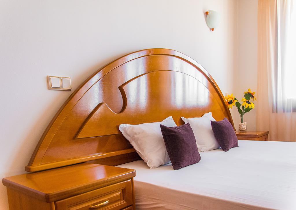 Family Hotel Elegance อาร์บานาซิ ห้อง รูปภาพ
