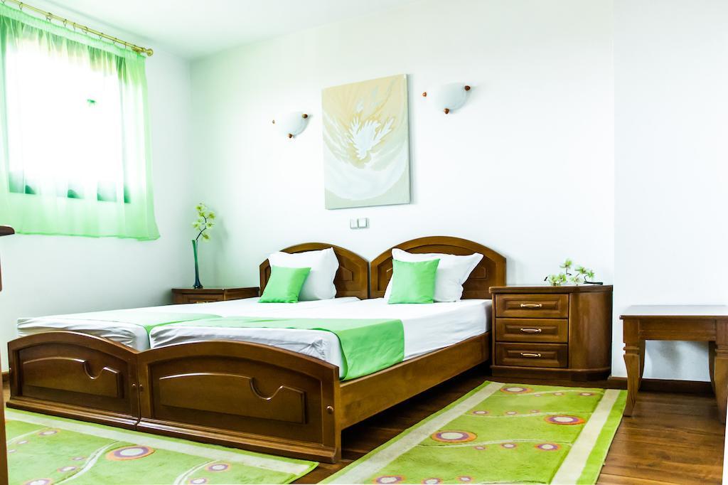 Family Hotel Elegance อาร์บานาซิ ห้อง รูปภาพ