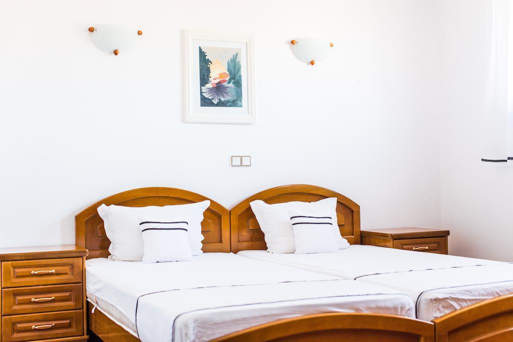 Family Hotel Elegance อาร์บานาซิ ห้อง รูปภาพ