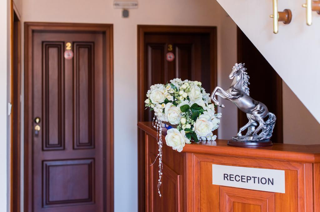 Family Hotel Elegance อาร์บานาซิ ภายนอก รูปภาพ