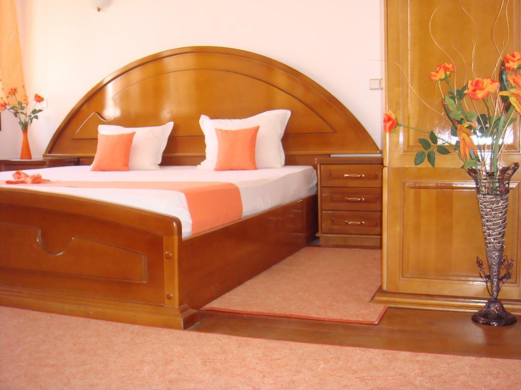 Family Hotel Elegance อาร์บานาซิ ห้อง รูปภาพ