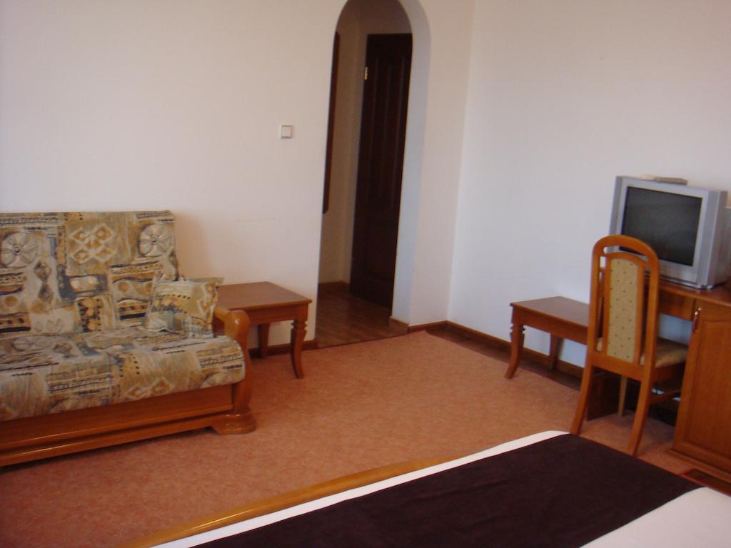 Family Hotel Elegance อาร์บานาซิ ห้อง รูปภาพ