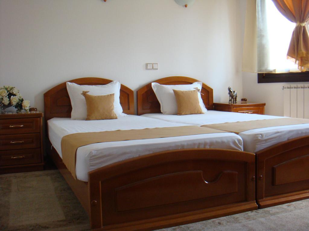 Family Hotel Elegance อาร์บานาซิ ห้อง รูปภาพ