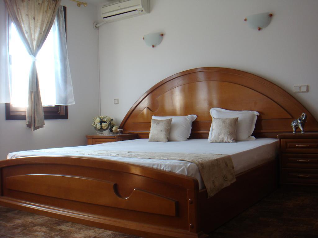 Family Hotel Elegance อาร์บานาซิ ห้อง รูปภาพ