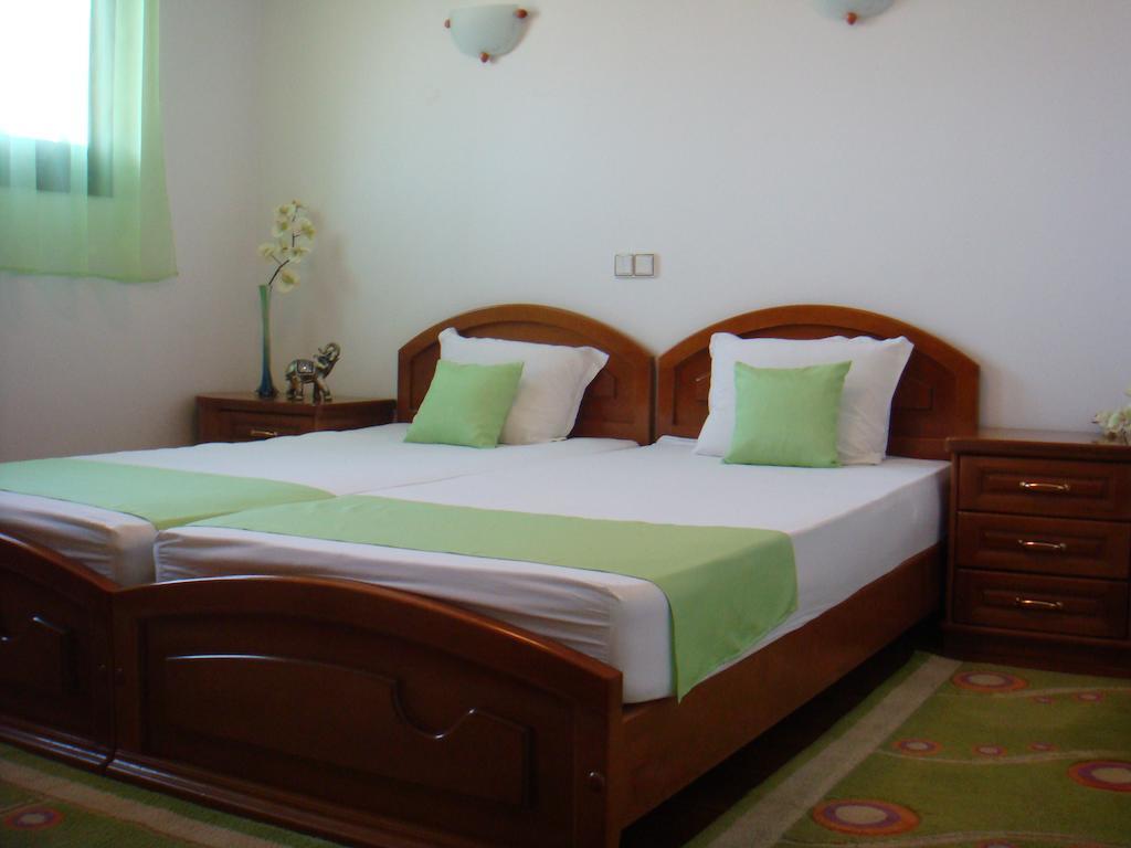 Family Hotel Elegance อาร์บานาซิ ห้อง รูปภาพ