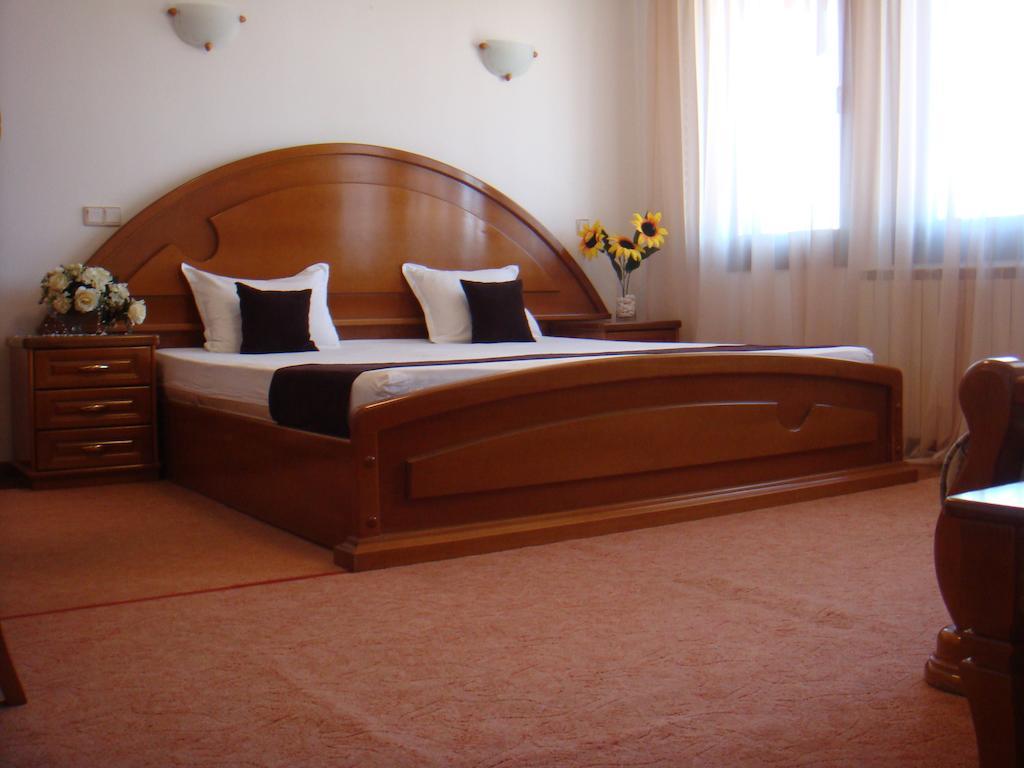 Family Hotel Elegance อาร์บานาซิ ห้อง รูปภาพ