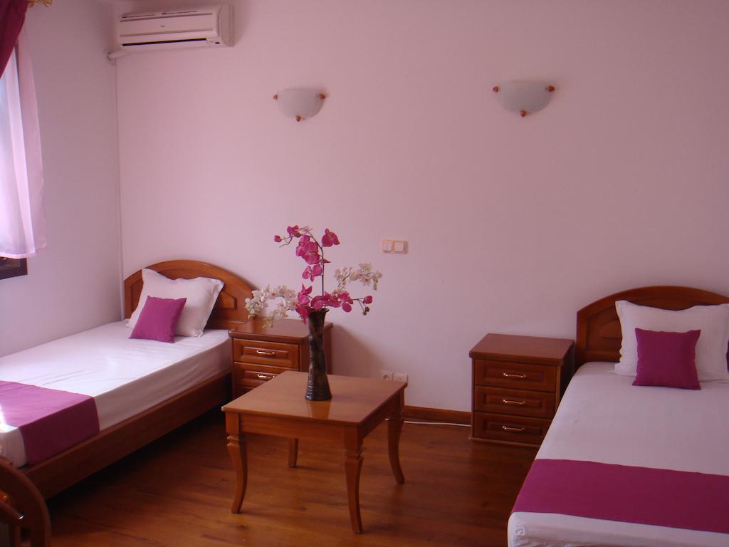 Family Hotel Elegance อาร์บานาซิ ห้อง รูปภาพ